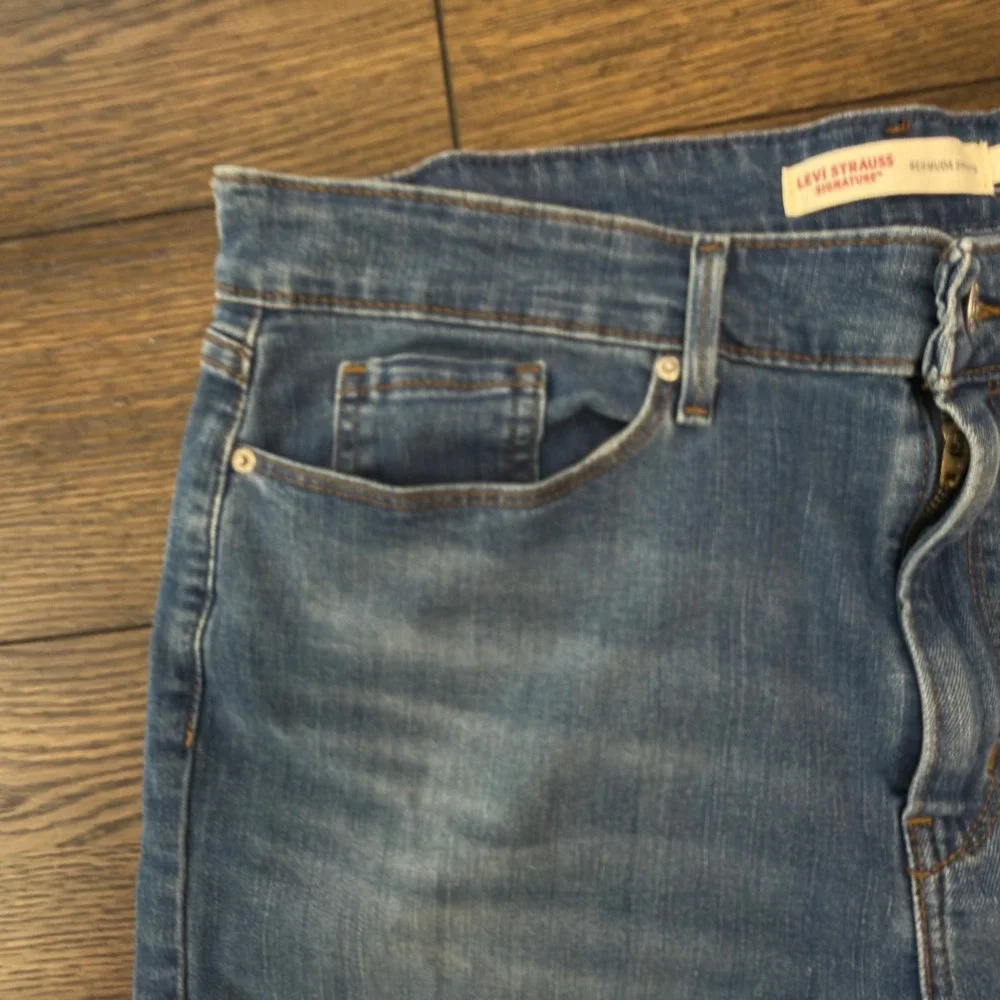 Signature by Levi Strauss & Co Womens Blue Bermuda Denim Shorts Size 16 W33